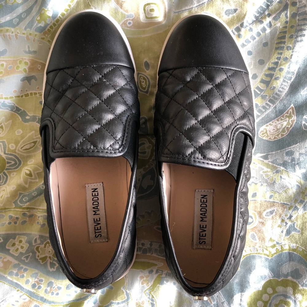 Steve Madden Black Leather slip-on size 6